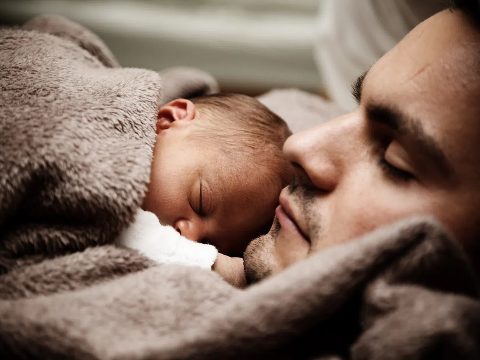 Как един татко успокоява бебе за 15 секунди