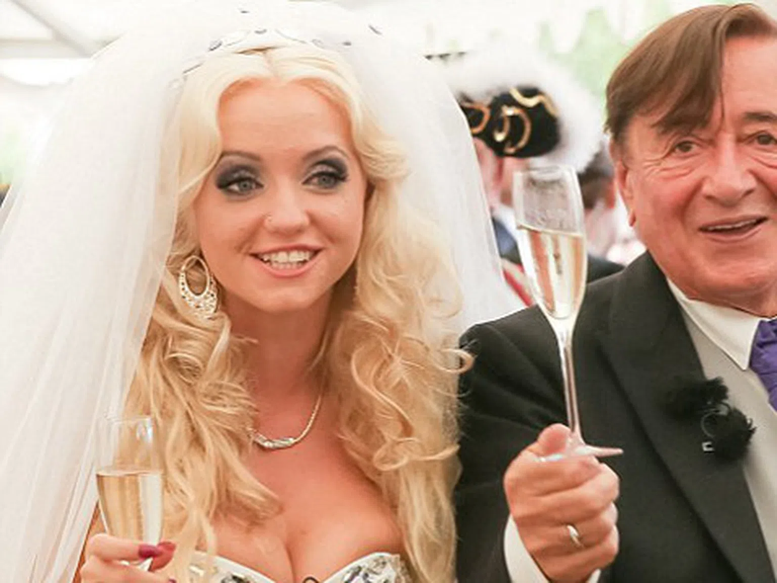 81-годишен милиардер се ожени за 24-годишен модел на Playboy