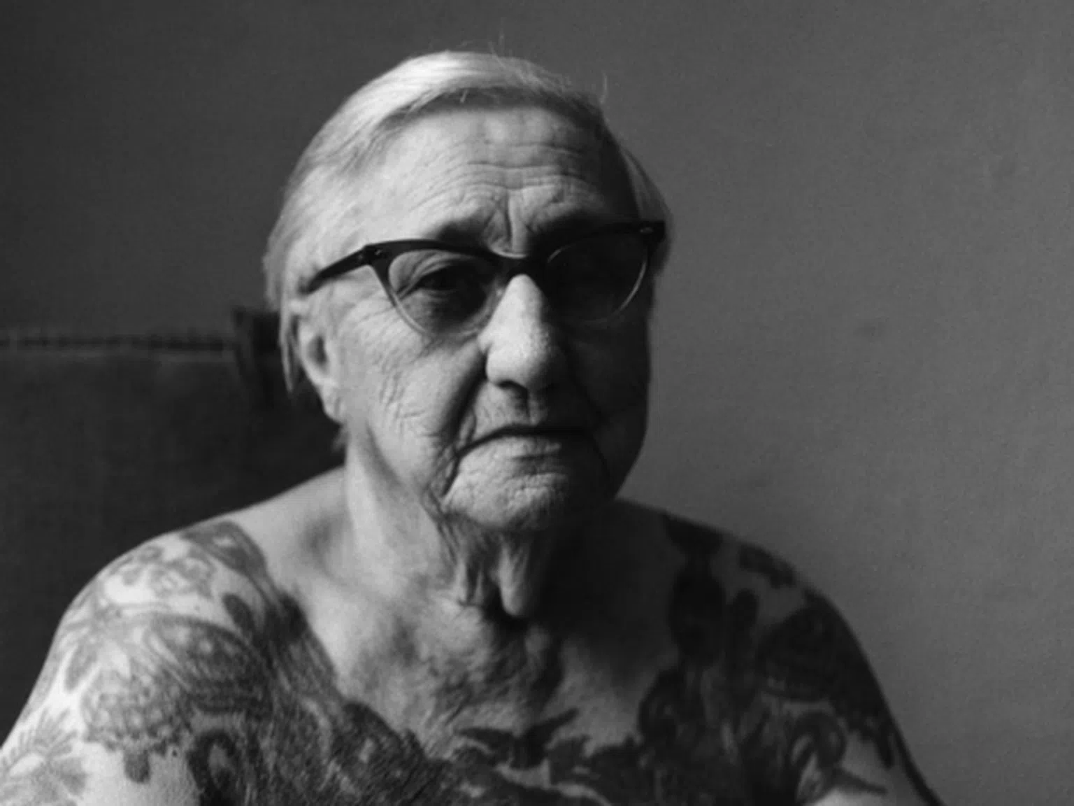Внучка татуира 86-годишната си баба