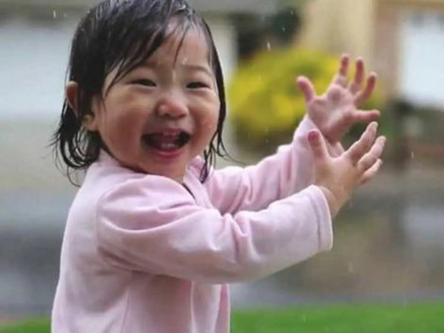 Видео: Малко момиченце открива дъжда