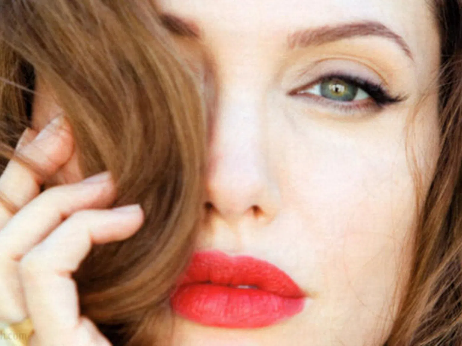 Анджелина Джоли претърпяла двойна мастектомия