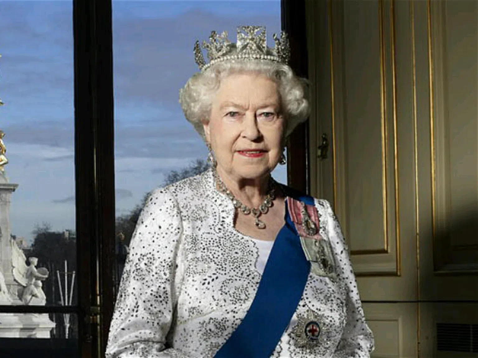 Защо кралица Елизабет II празнува два рождени дни?