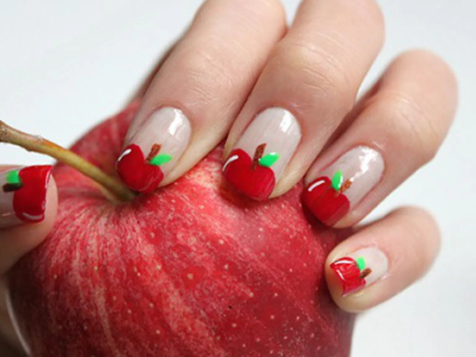 Ябълки по ноктите