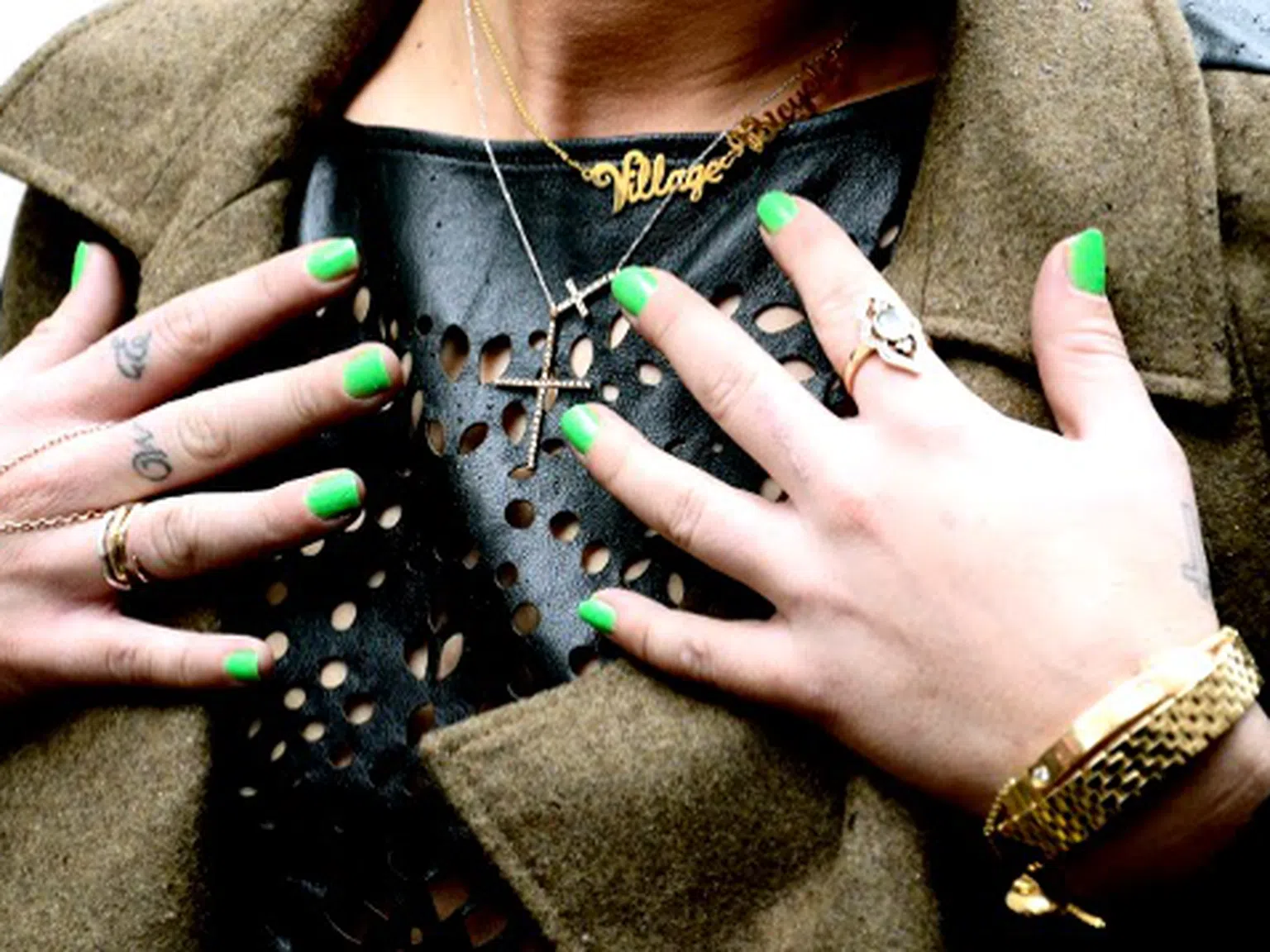 Модерно зелено върху ноктите