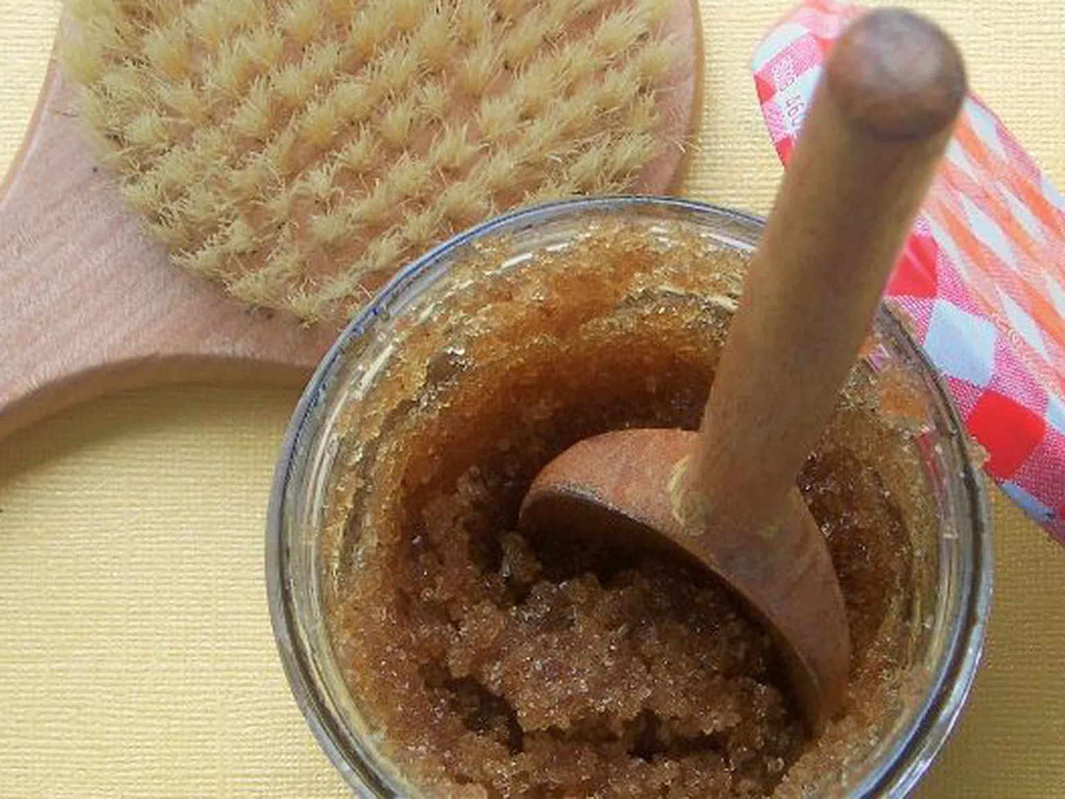 Домашен скраб за тяло с кафява захар и овесени ядки