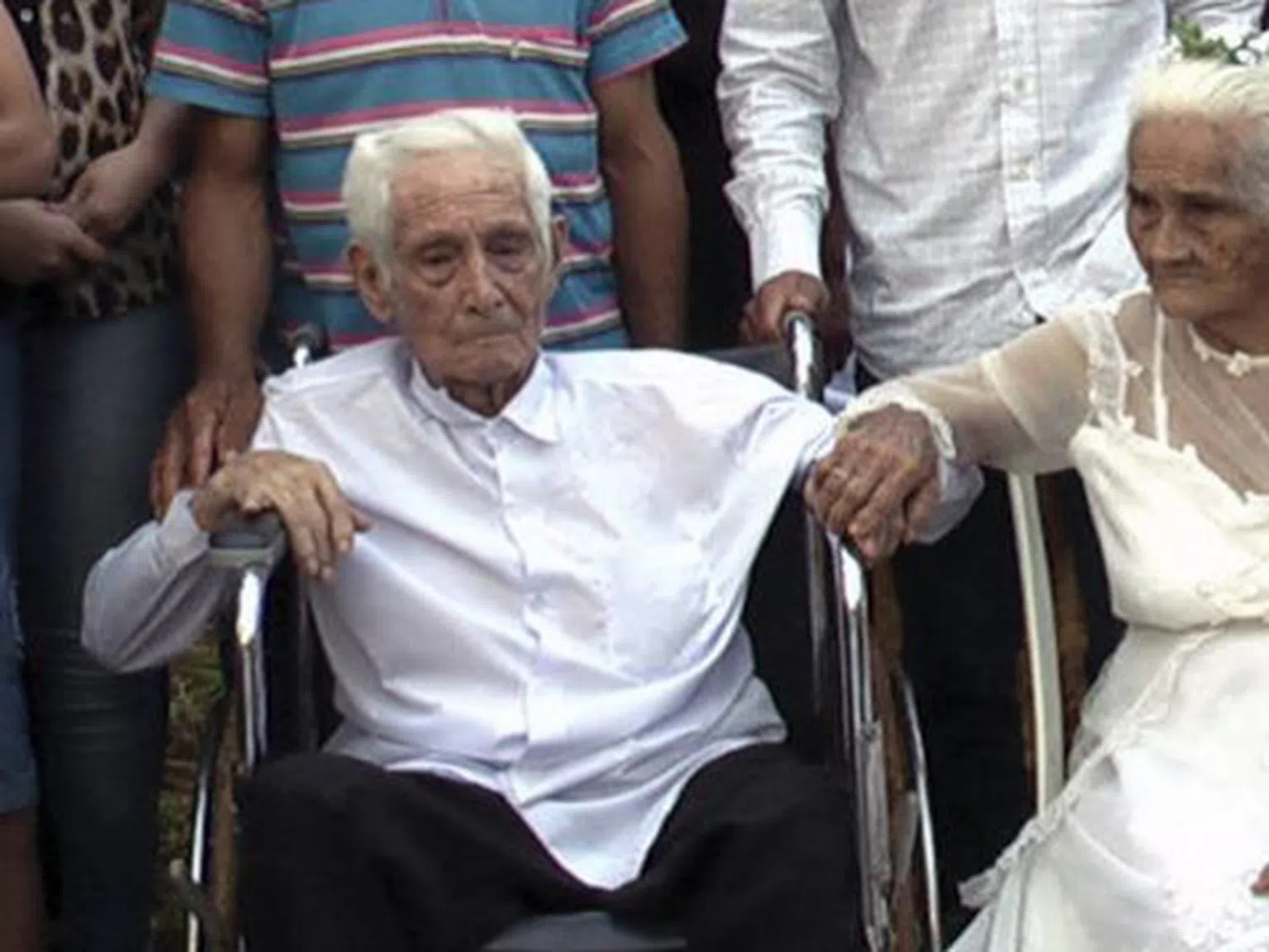 99-годишна булка каза "да" на 103-годишен младоженец (ВИДЕО)