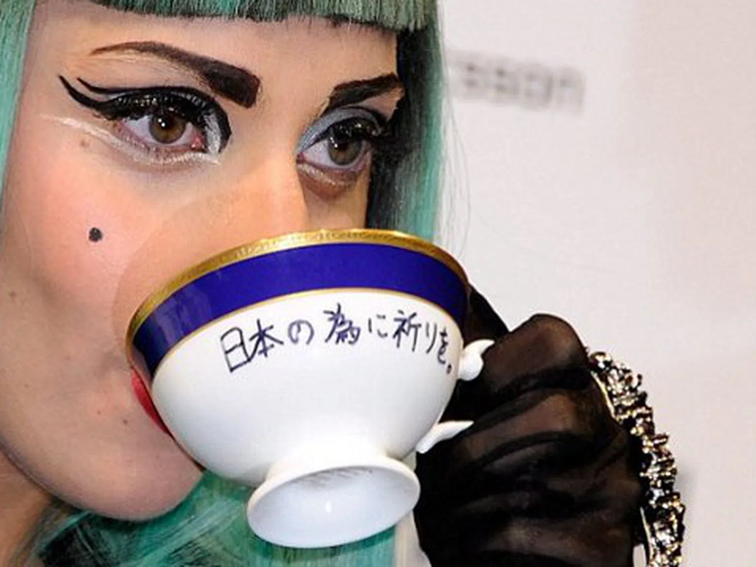 Колко бихте платили за чаша с червило на Лейди Гага?