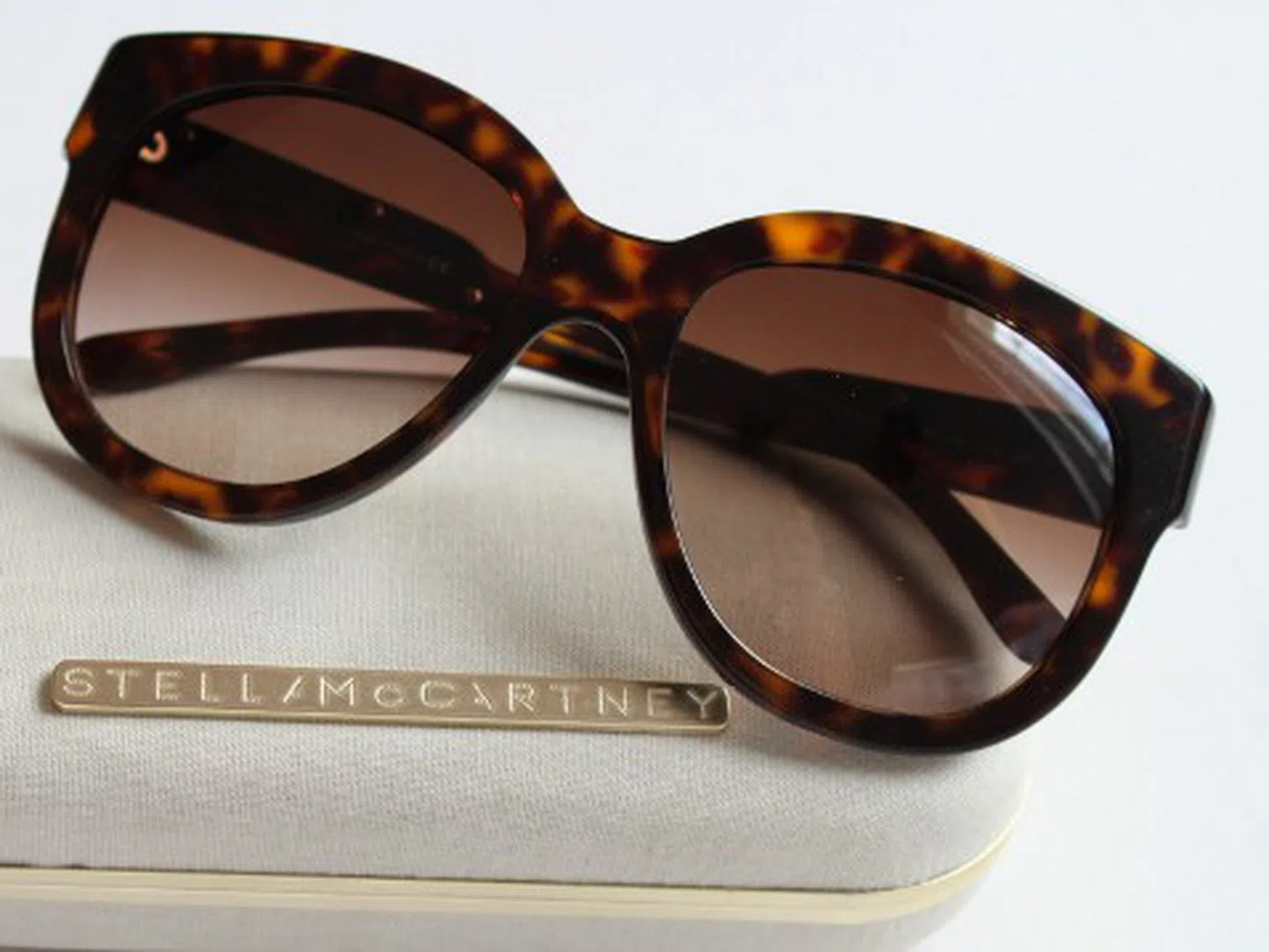 Еко очила от Stella McCartney, в  които да се влюбиш