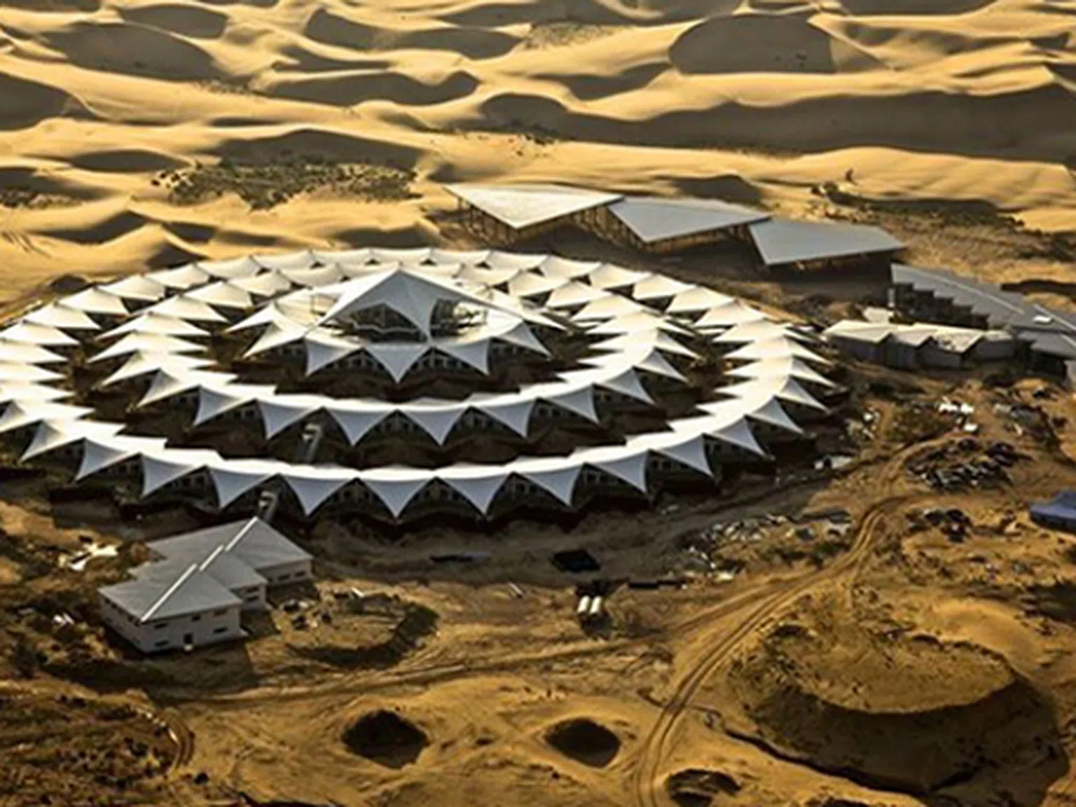 Lotus Hotel – пеещите пясъци в пустинята