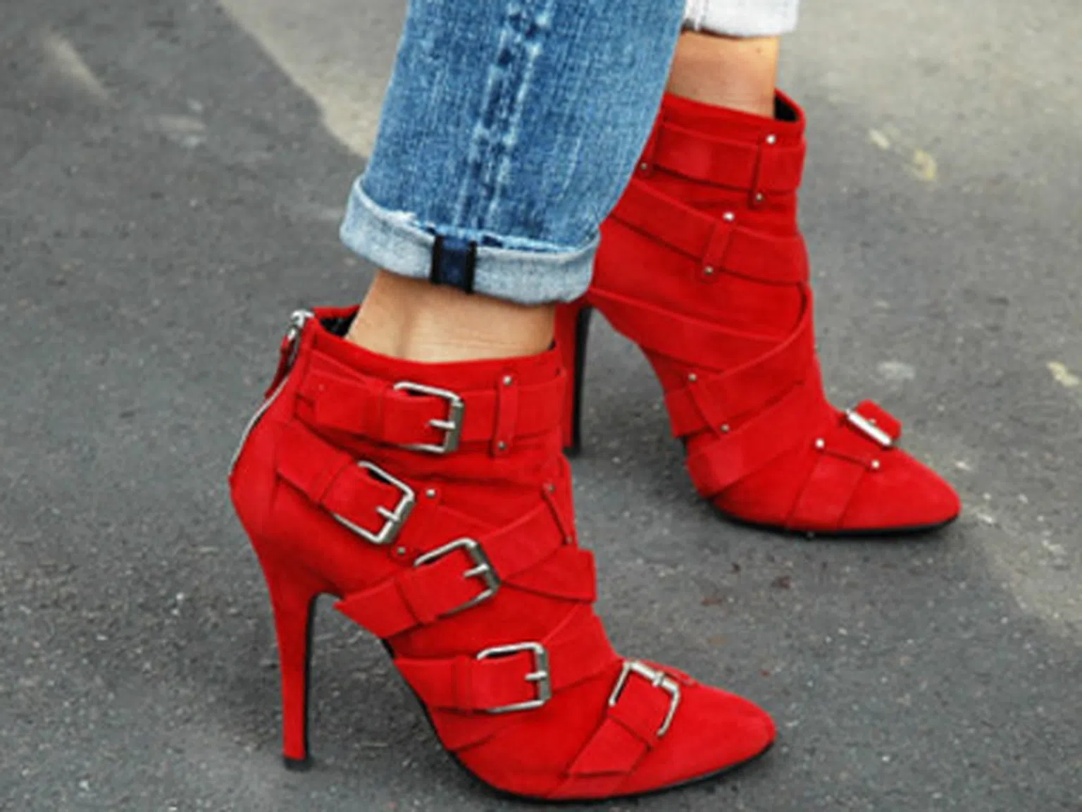 Топ тенденция: Дънки + червени обувки