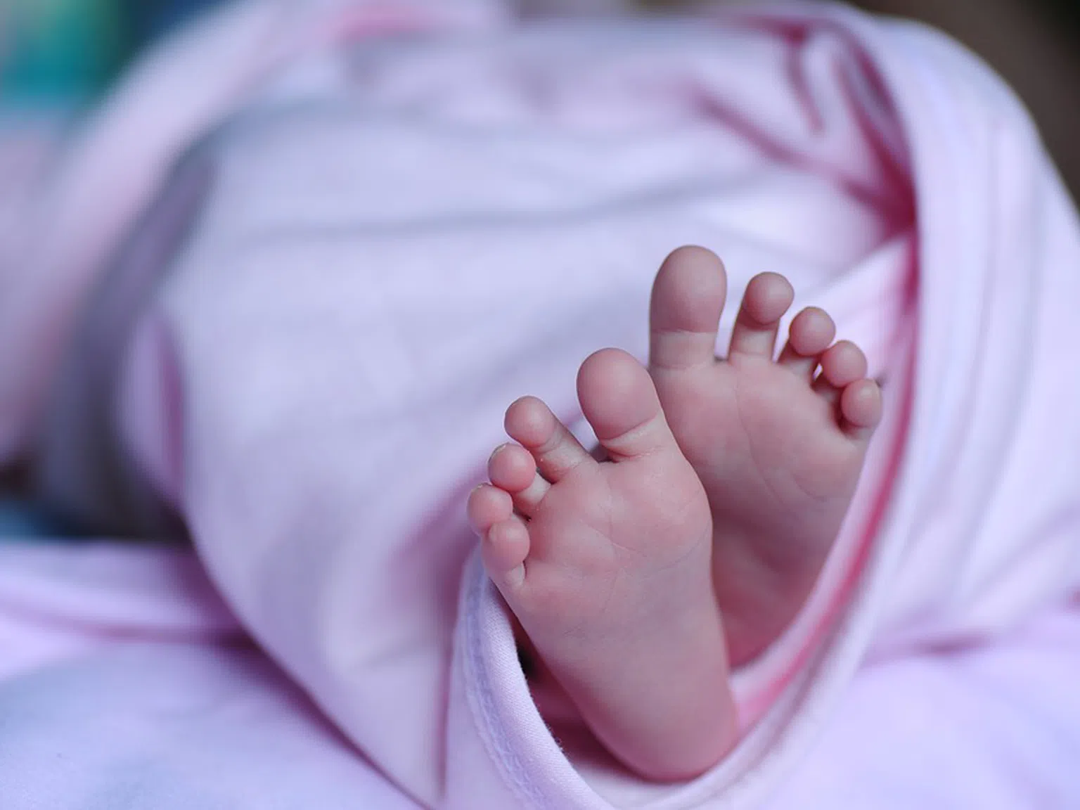 Скандал: За малко да погребат живо бебе