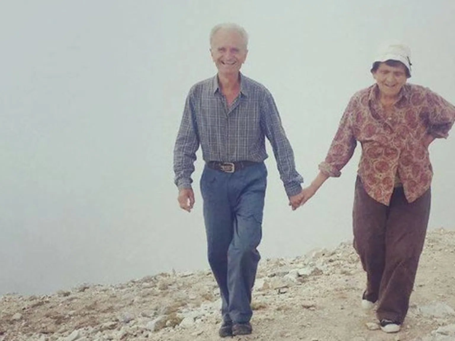 70-годишни съпрузи изкачиха Вихрен, хванати за ръце