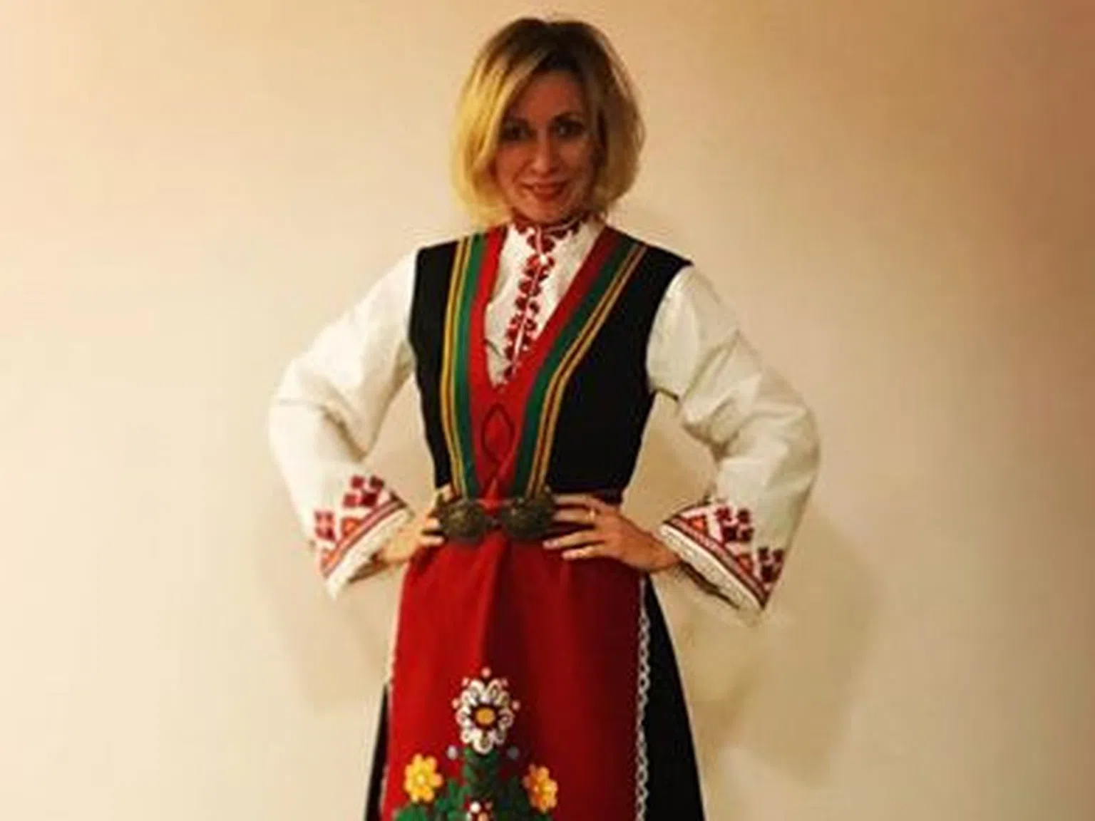 Дама, близка до Путин, облече българска носия