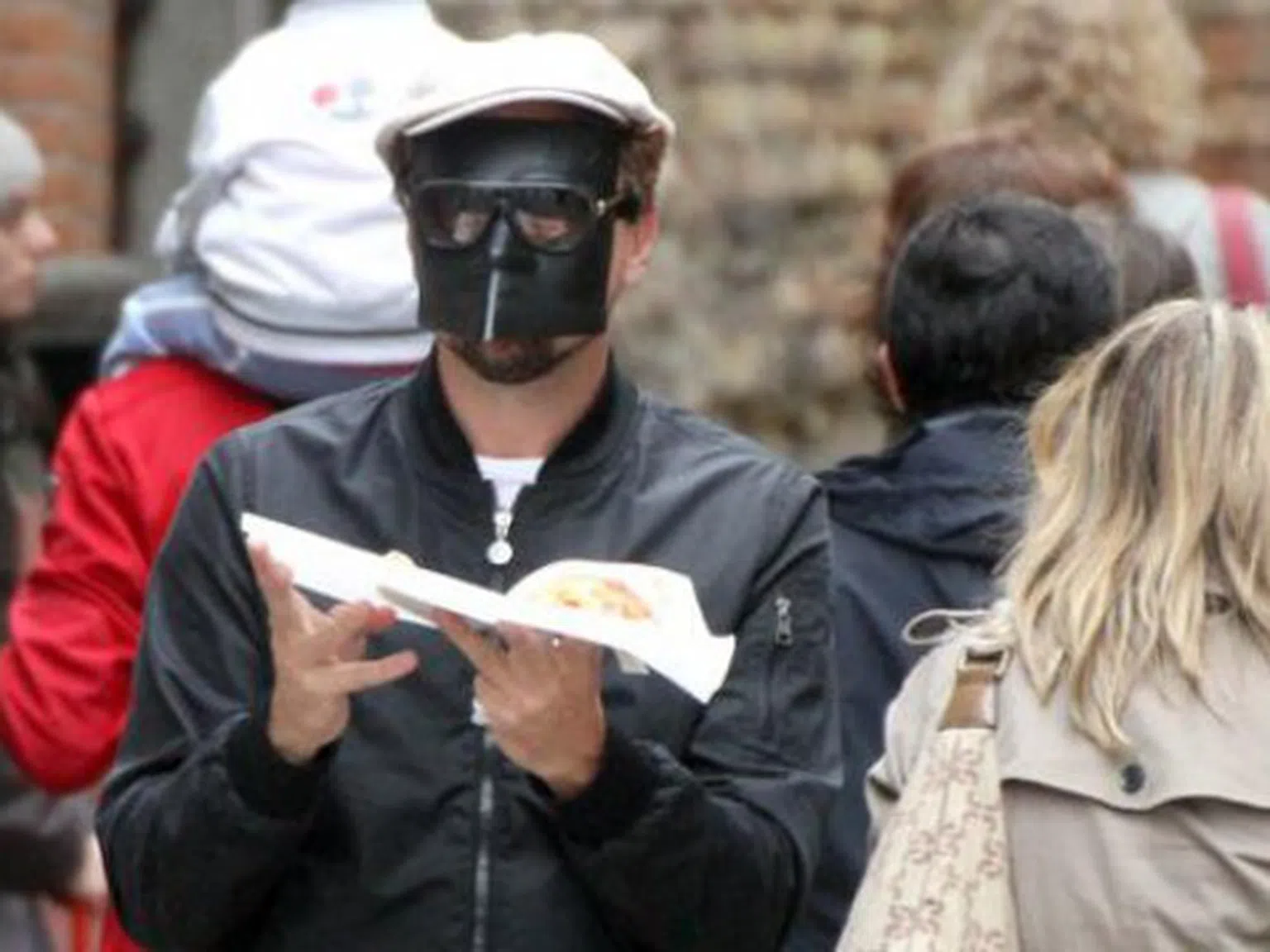 Ди Каприо се разходи с маска из Венеция (снимка)