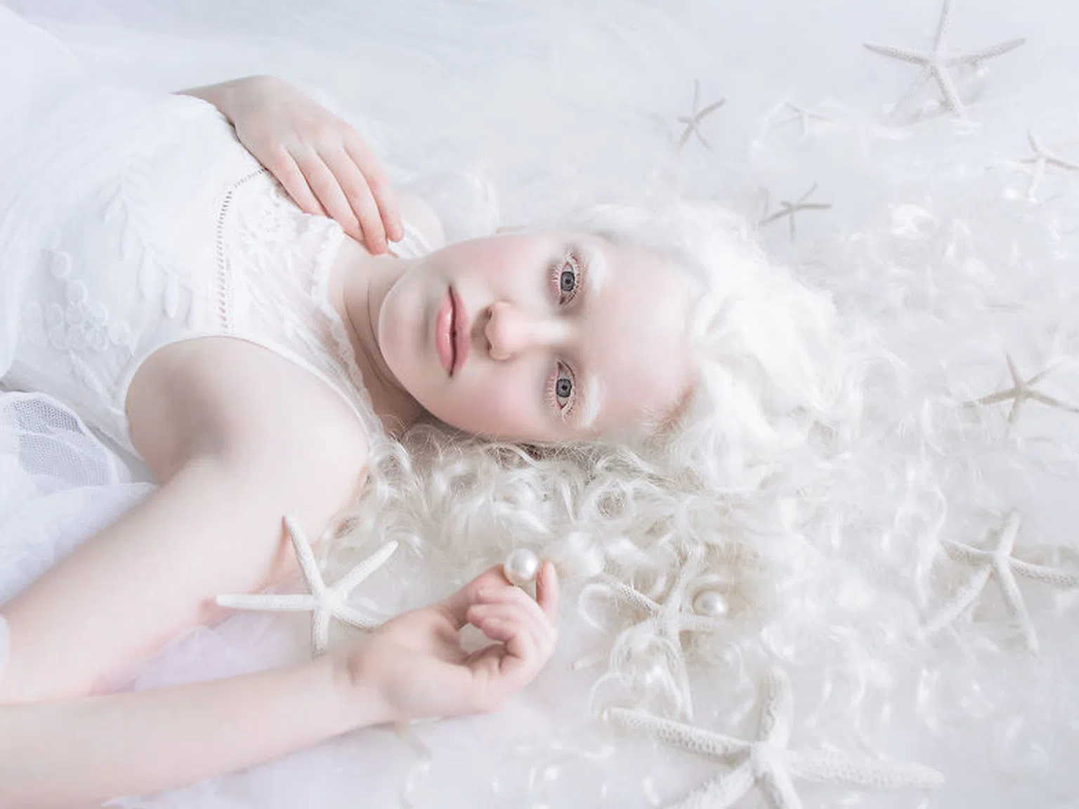 Хипнотизиращи кадри, уловили порцелановата красота на албиносите (СНИМКИ)