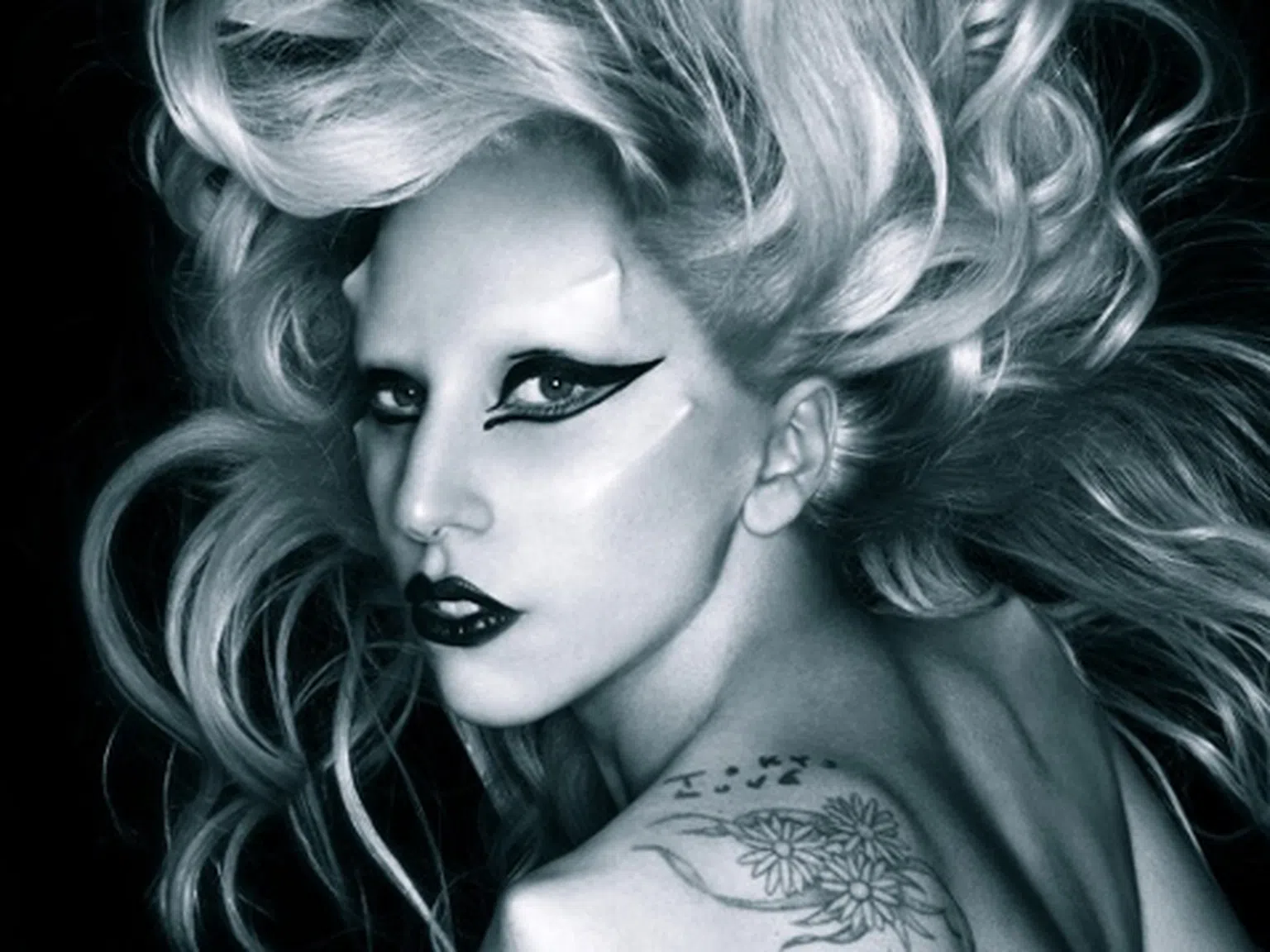 Лейди Гага с шапка от хлебарки