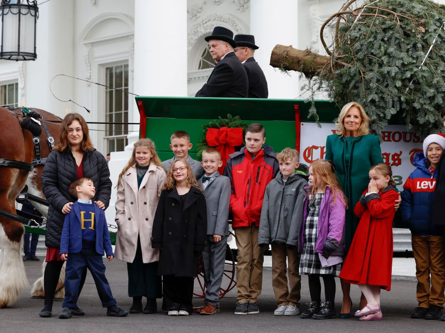Коледа в Белия дом: Елхата на Джо и Джил Байдън пристигна с карета