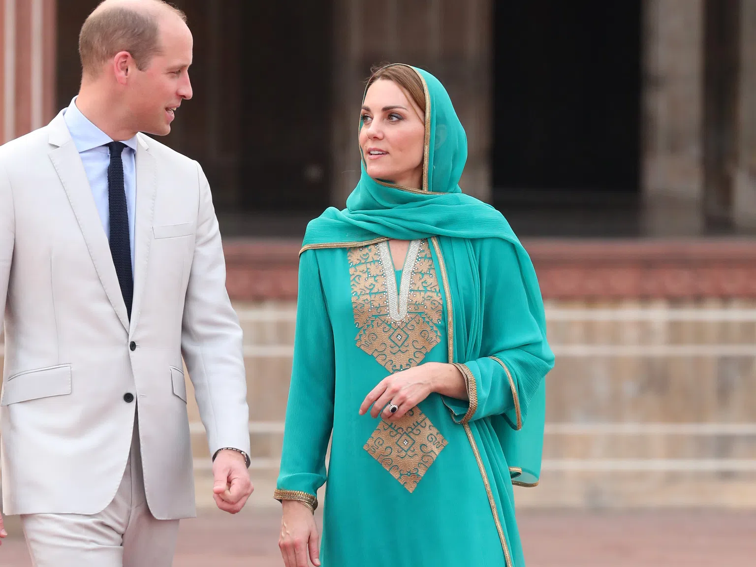 Кейт като арабска принцеса - боса и с хиджаб в Пакистан
