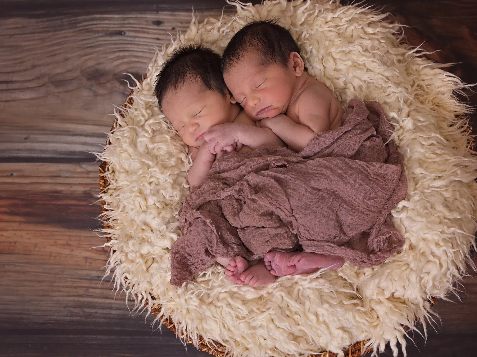 Жена роди двe двойки близнаци в рамките на една година