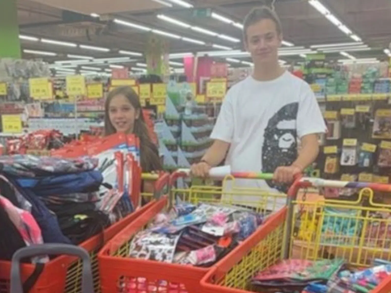 Ученик дари 5000 лева за дрехи и тетрадки на бедни деца
