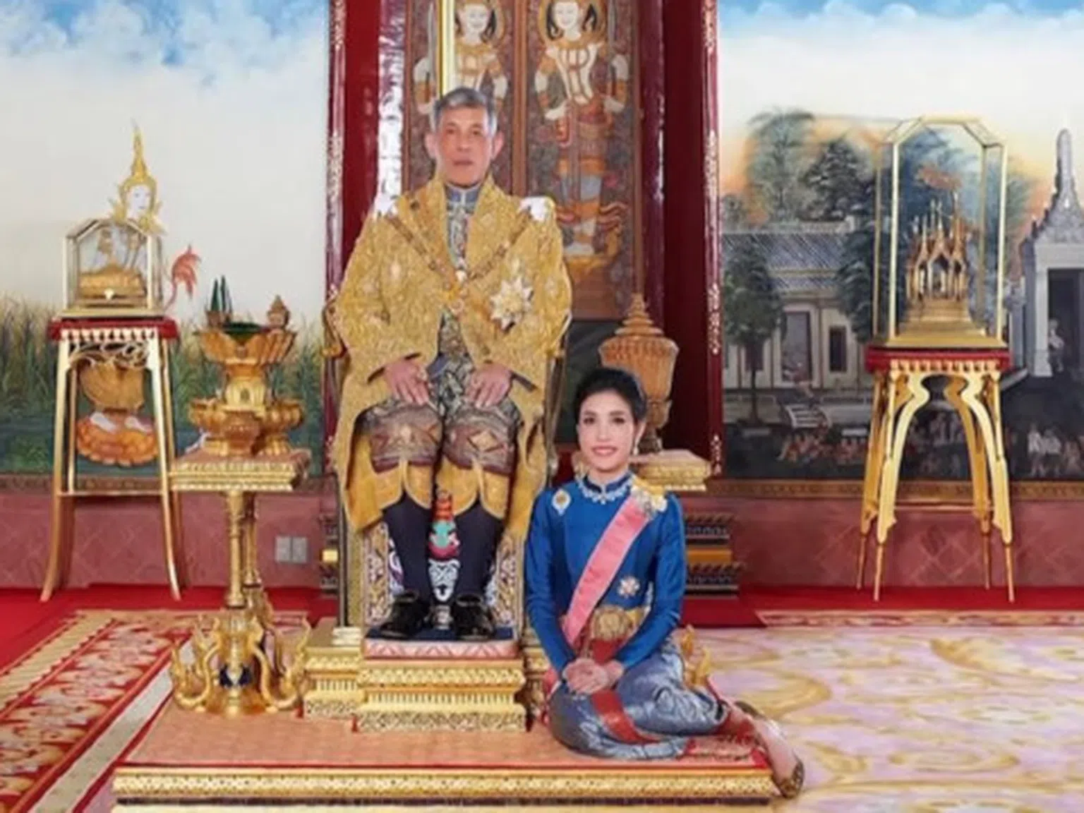 Защо кралят на Тайланд наказа втората си съпруга