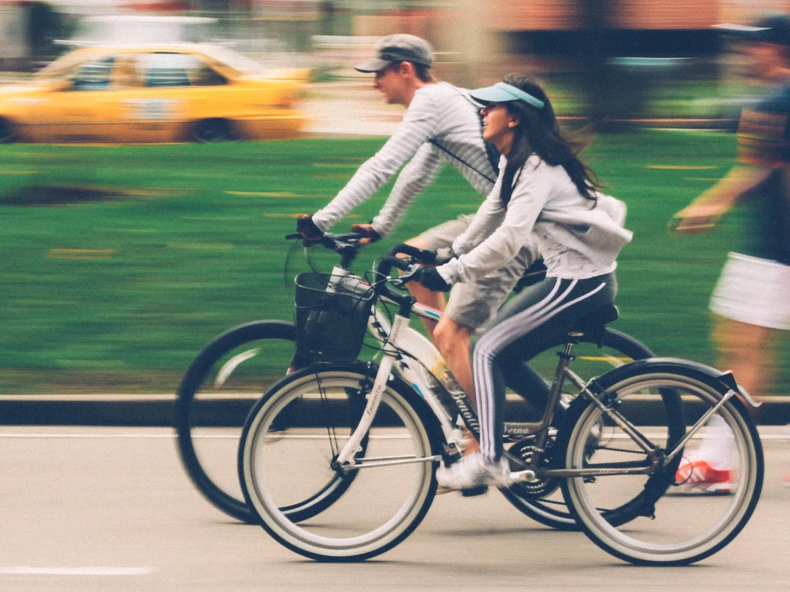 Белгийско-холандско проучване: Защо във времена на COVID-19 не трябва да ходите, бягате, карате колело близо един до друг