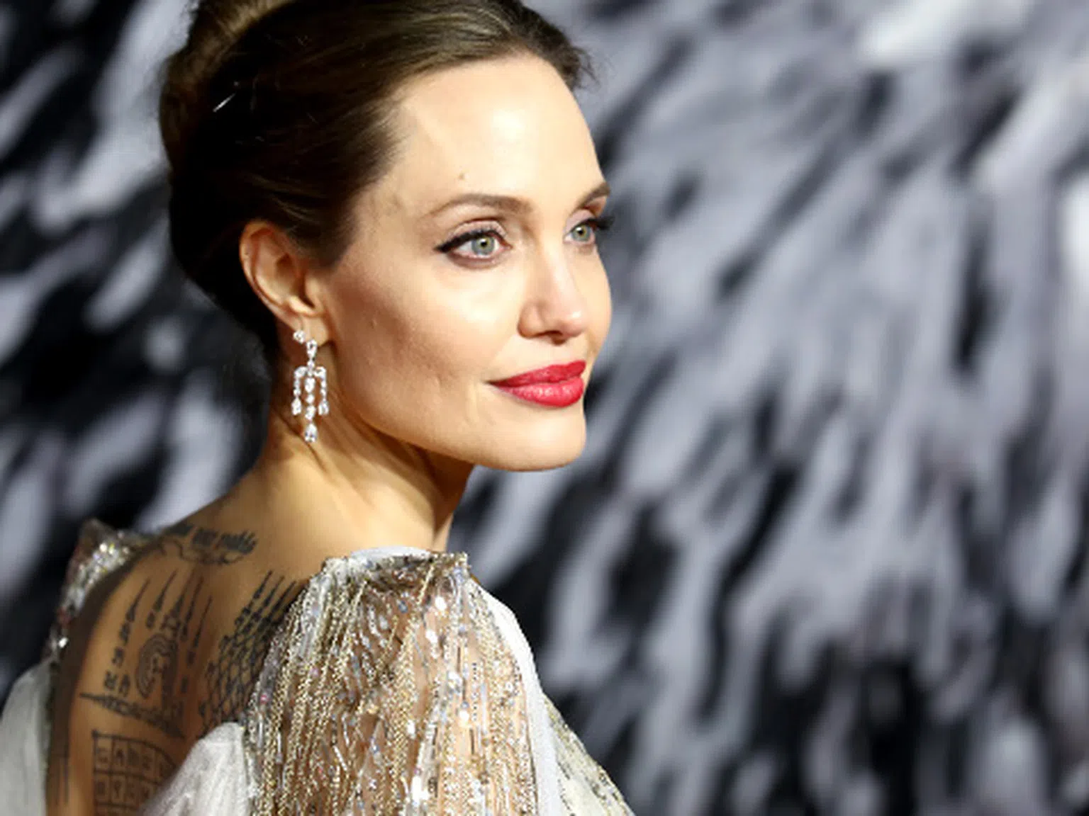 Анджелина Джоли заприлича на старица