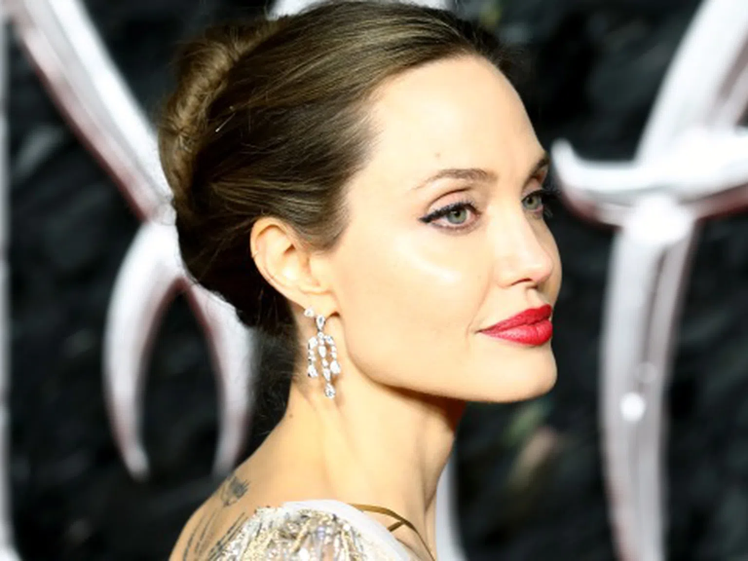 Анджелина Джоли дари 1 милион долара, стилистката на Кидман дава съвети онлайн