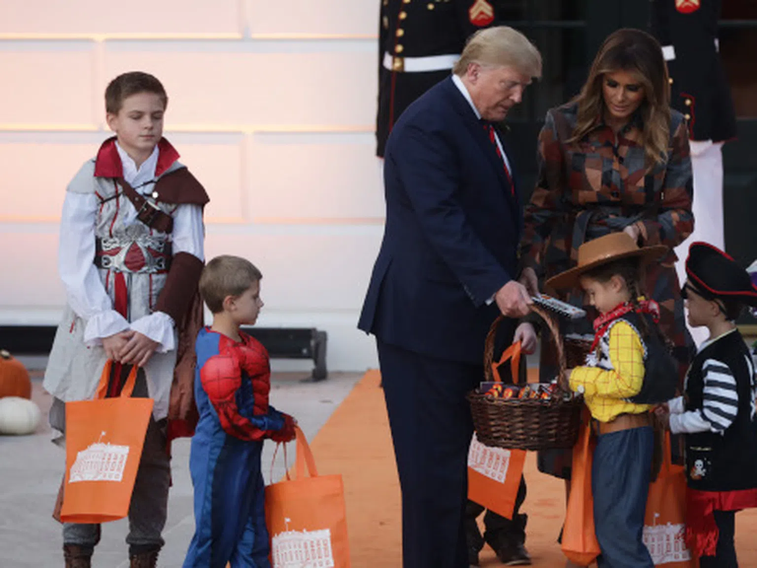 Доналд Тръмп черпи децата за Хелоуин