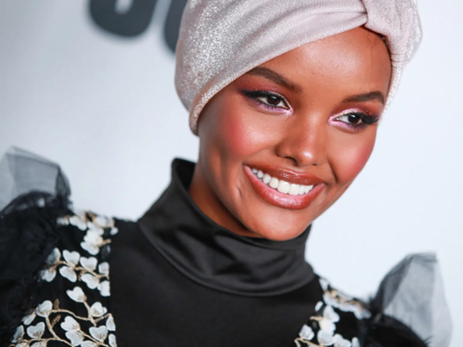 Вижте първия модел с хиджаб на световната сцена