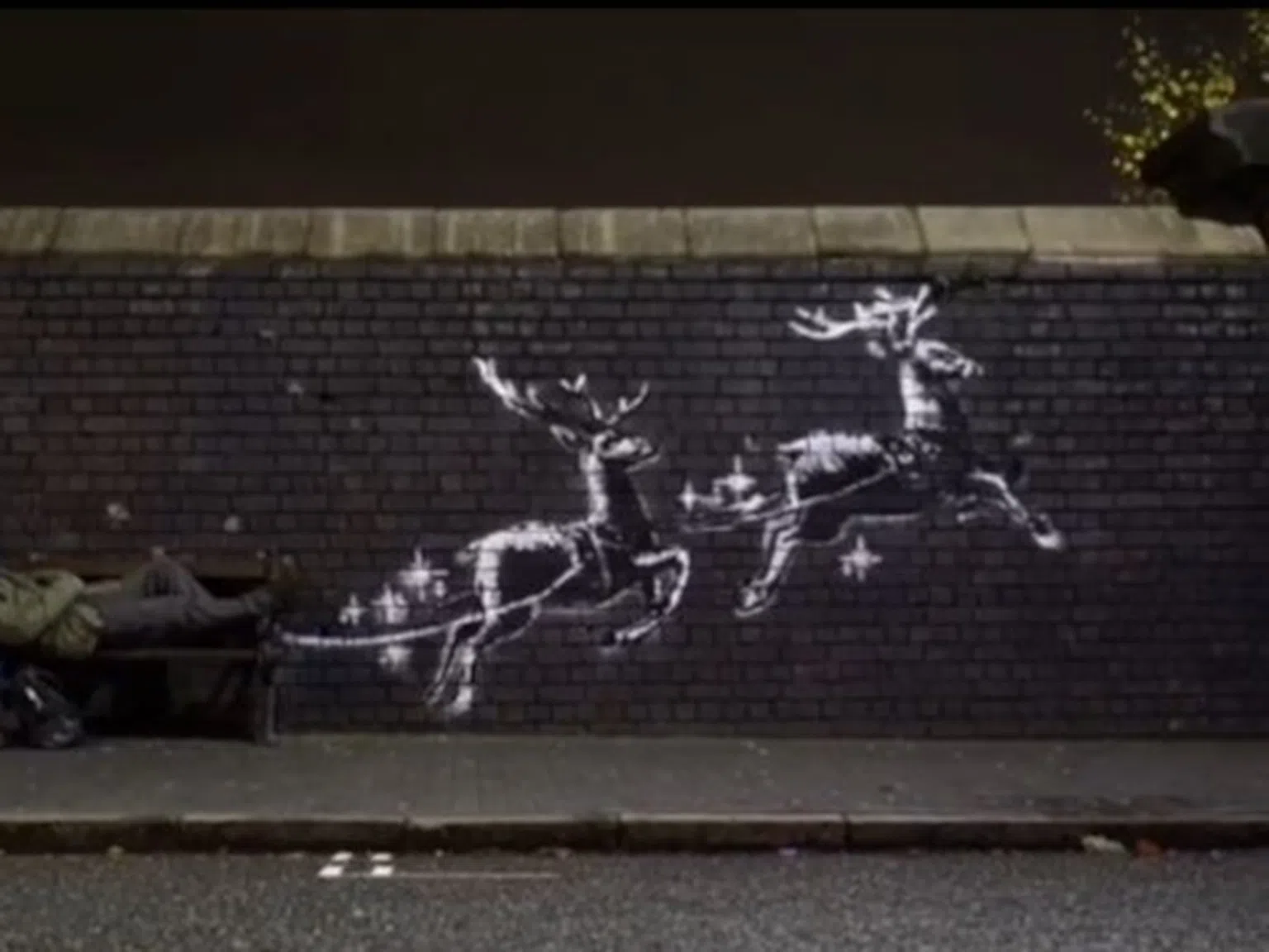 Коледен графит на Банкси с бездомник просълзи света
