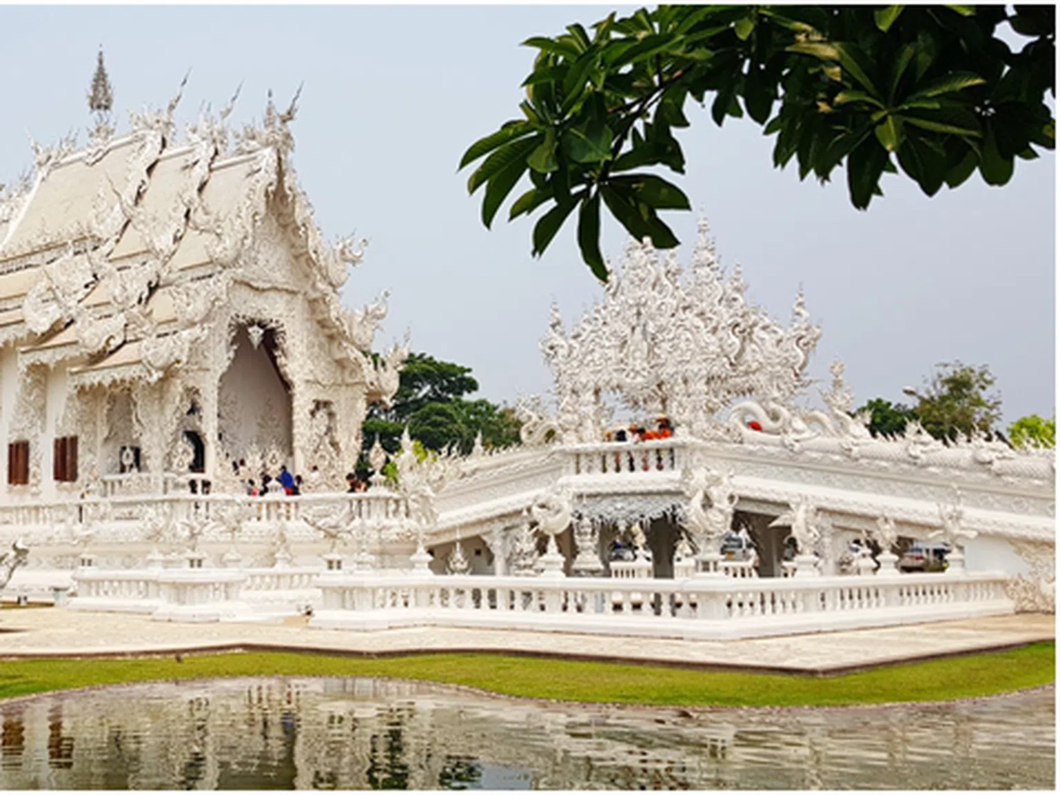 Приказният бял храм в Тайланд