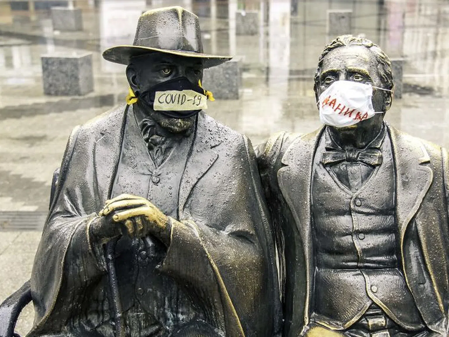 Статуи в столицата сложиха маски. Вижте какво е посланието!