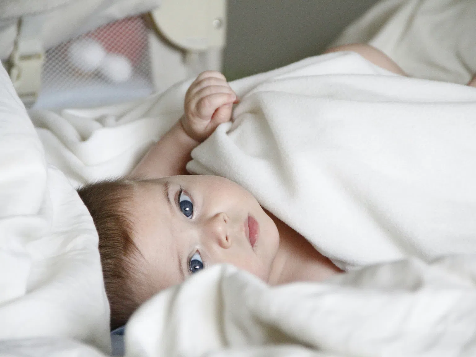 Плюсове и минуси: Да спят ли мама и татко в едно легло с бебето