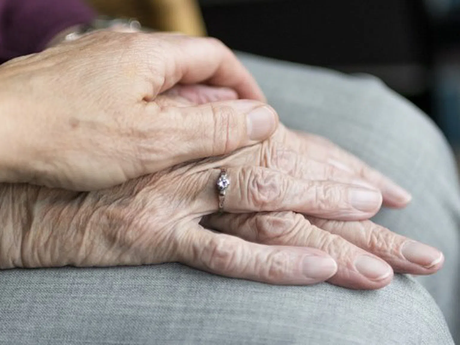 След 80 години раздяла 92-годишна баба предлага брак на 99-годишен ветеран от войната (ВИДЕО)