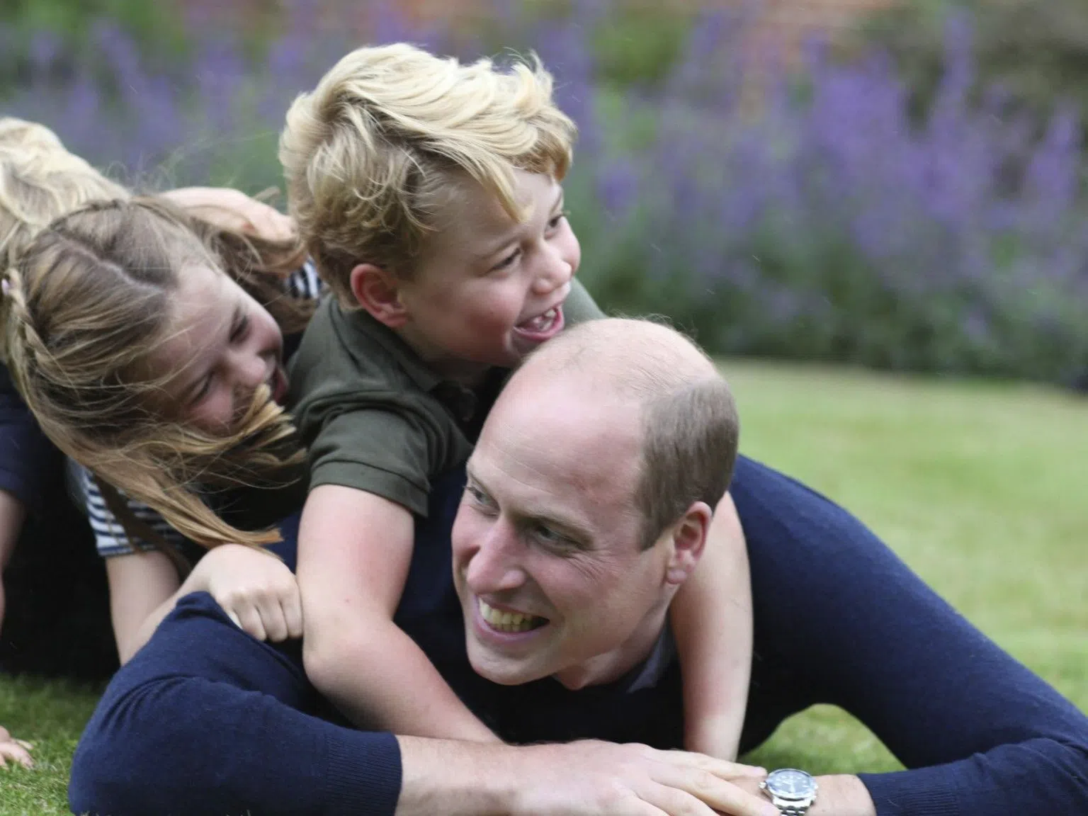 Принц Уилям с разтърсващи семейни кадри за рождения си ден и Деня на бащата