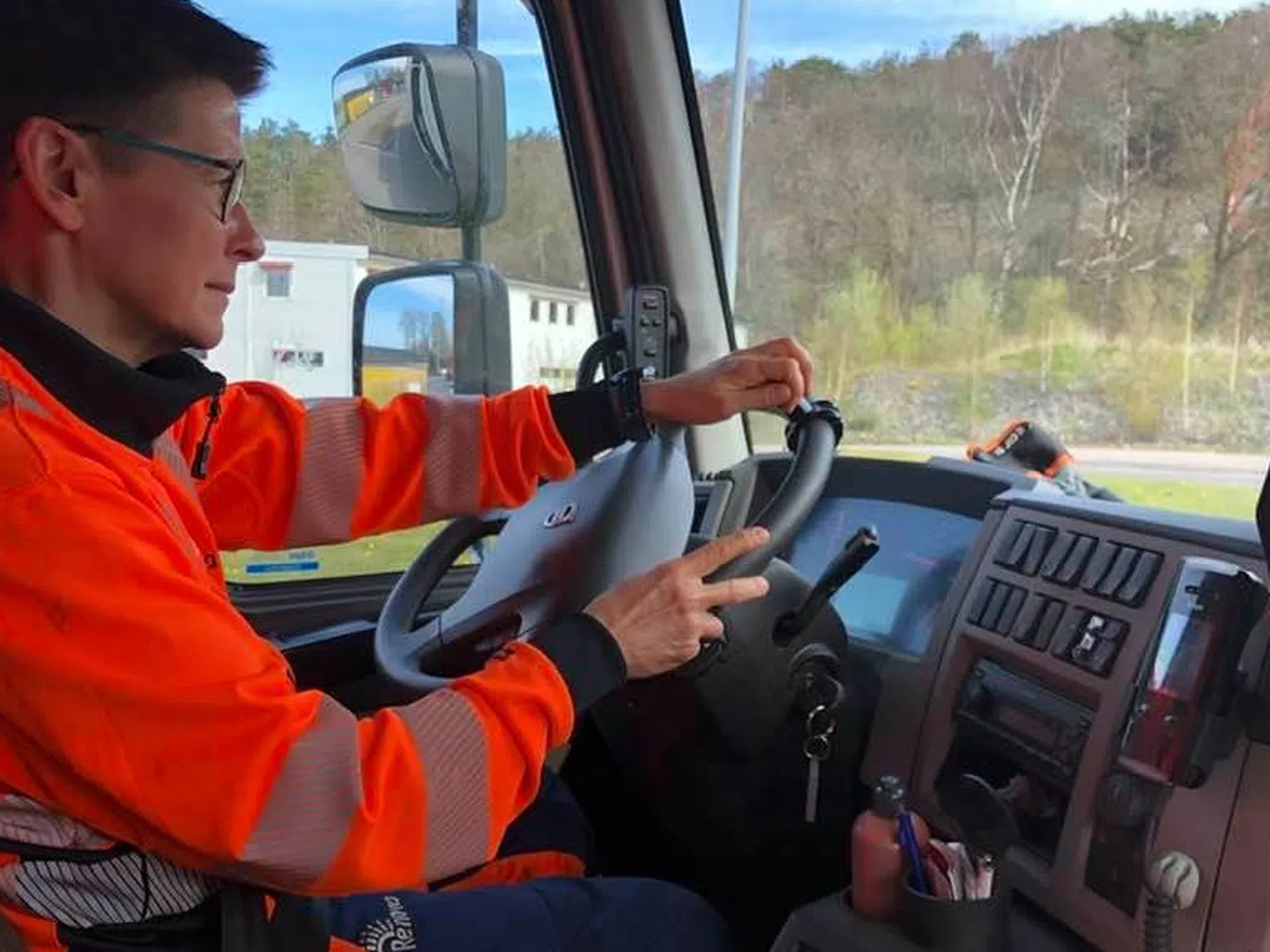 Кметица от Швеция стана шофьор на боклукчийски камион