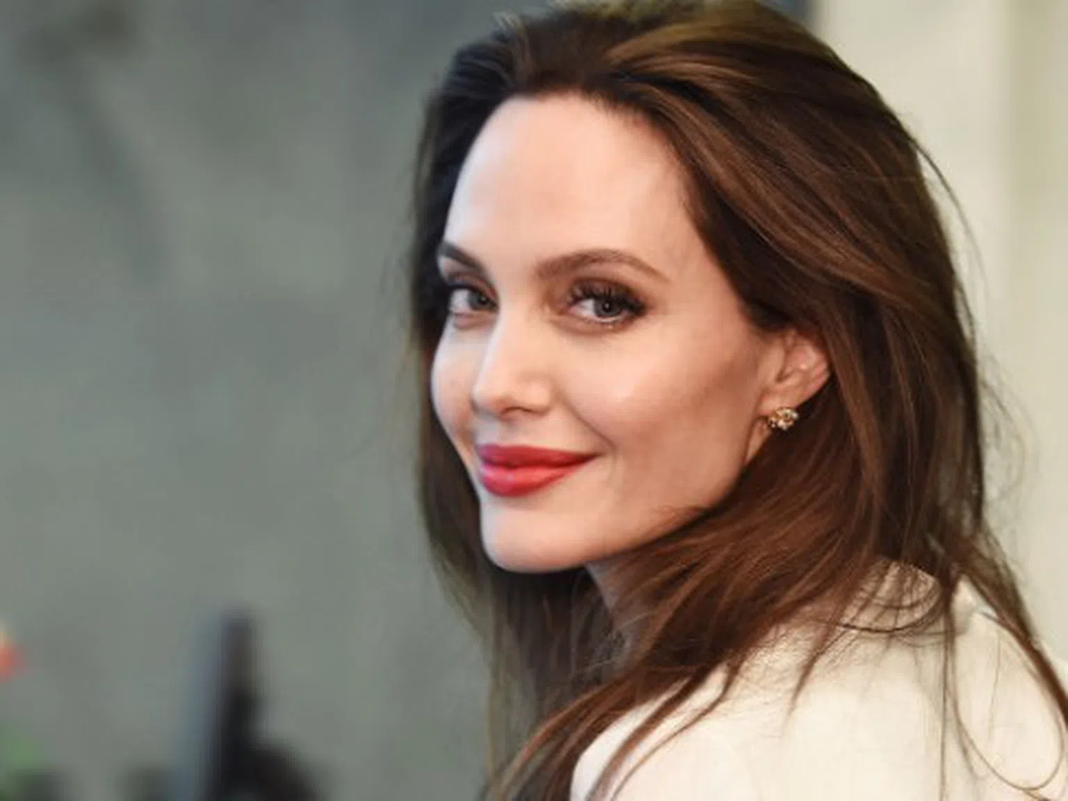 Анджелина Джоли се разходи боса по покривите в Италия