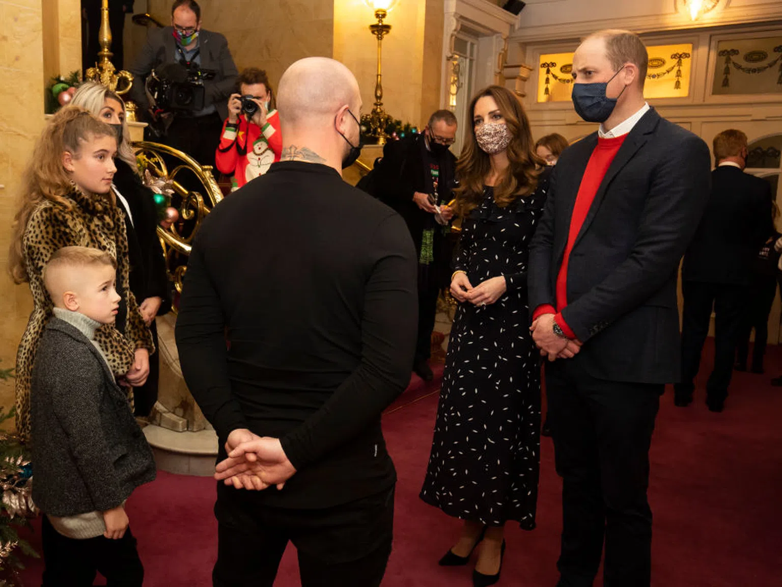 Дебют на червения килим: Уилям и Кейт с децата на театър (Снимки)