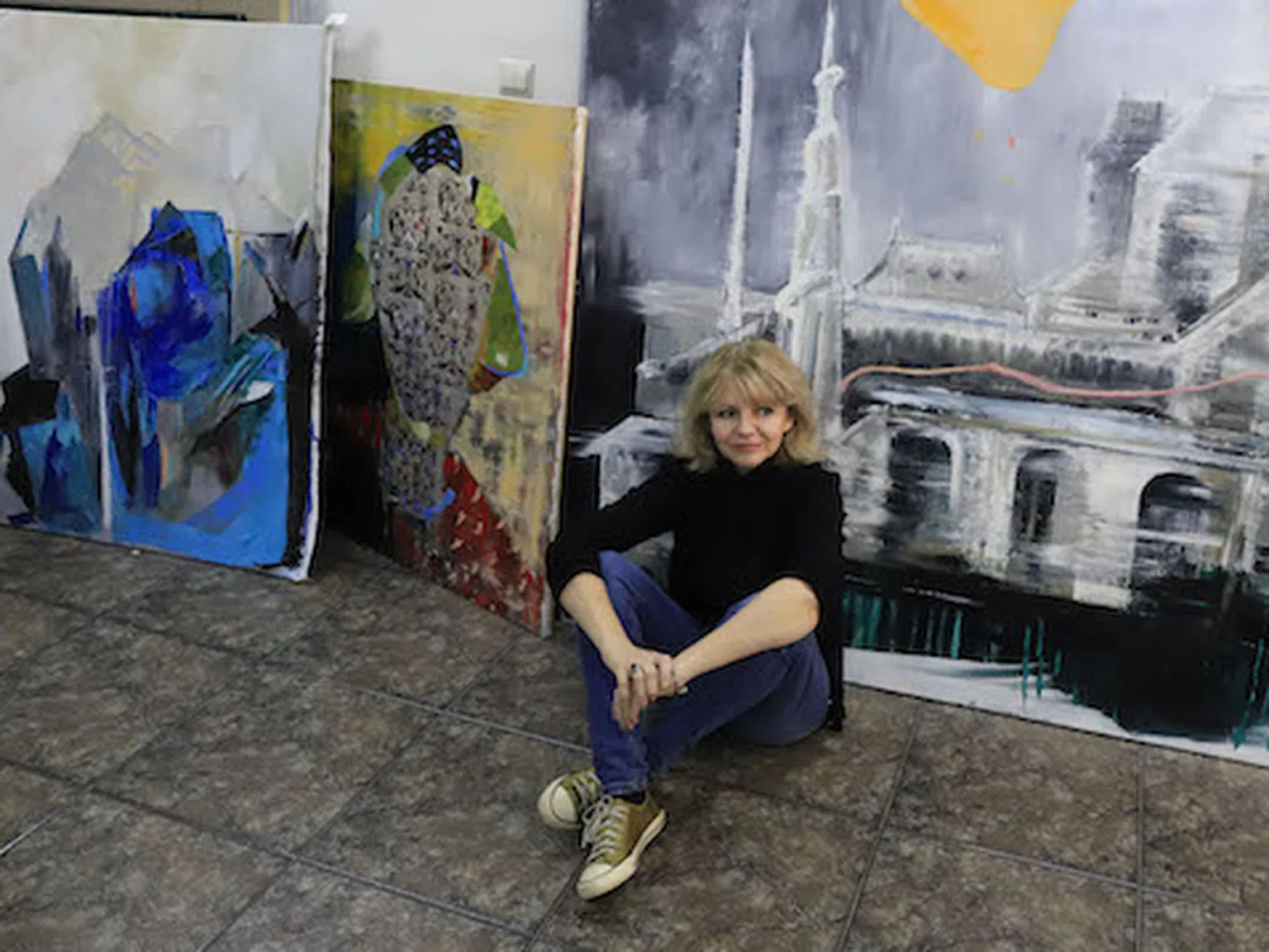 Катрин Томова с уникална изложба под мотото Paint It Dark
