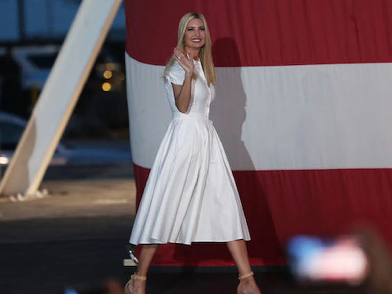 Иванка Тръмп с поличка и сако за 7 хил. долара. Вижте я!