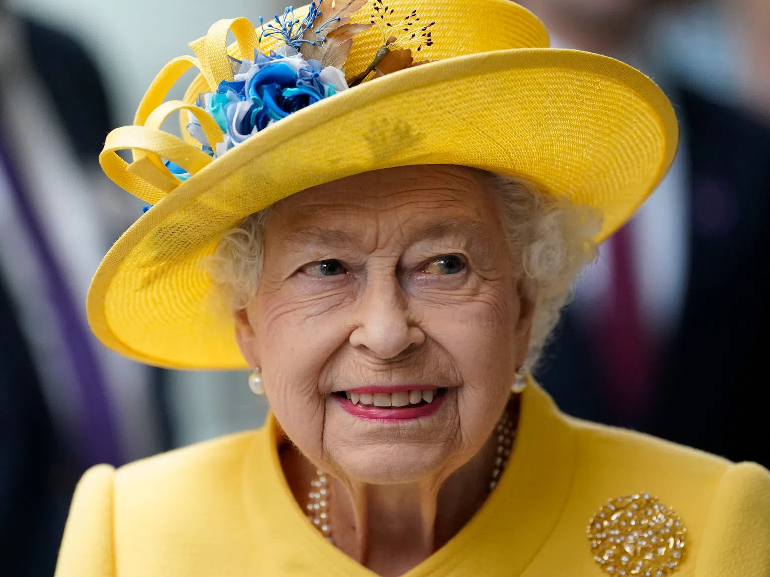 Кралица Елизабет засия в жълто: Откри линия на метрото на свое име