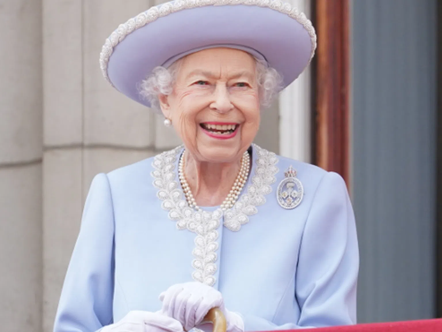 Щастлива и сияеща: Тържествата за юбилея на кралица Елизабет започнаха - а Меган и Хари излязоха ли на балкона? (снимки)
