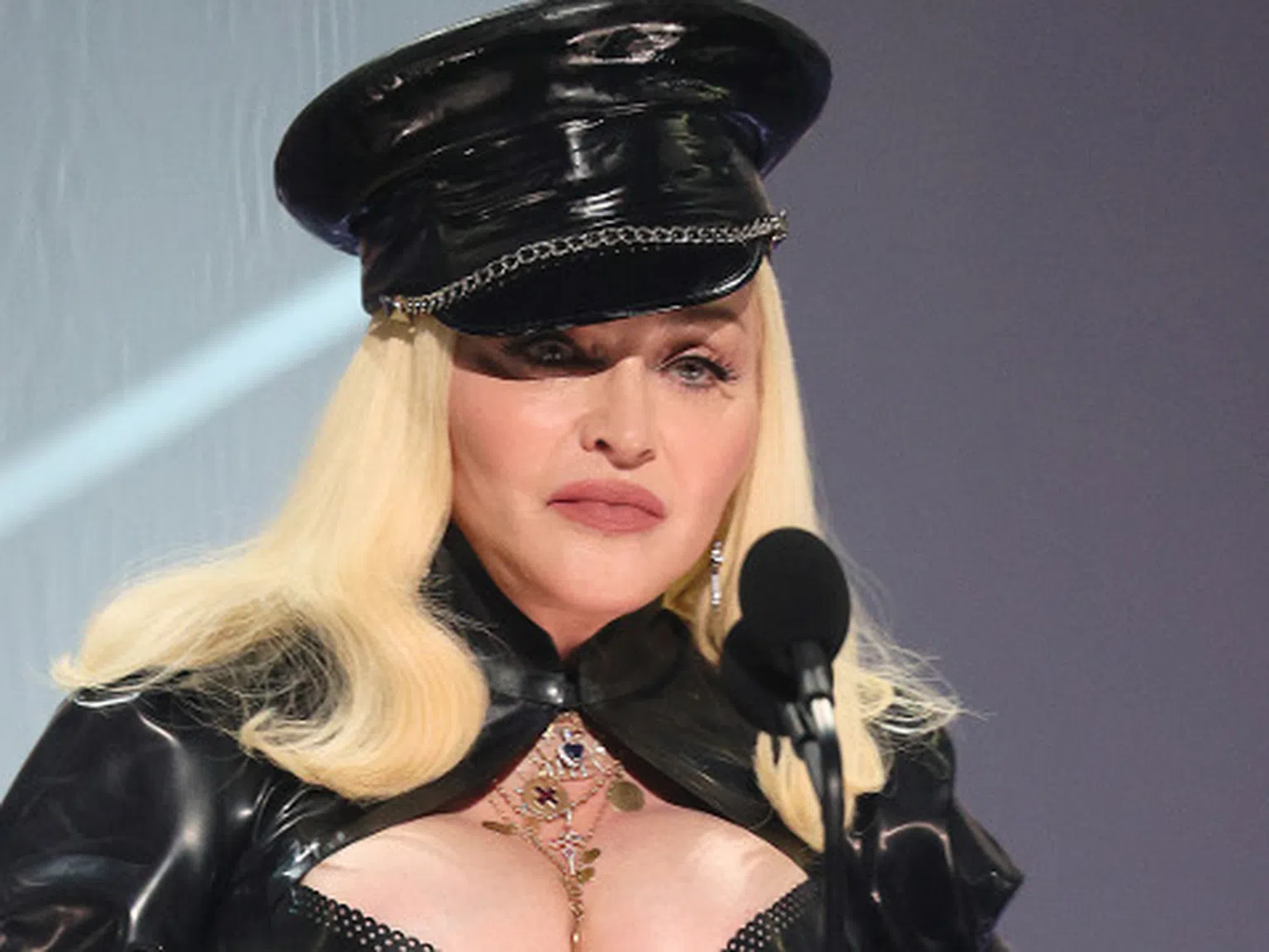 Падение или да: Мадона искала съвети за красота от Живия Кен