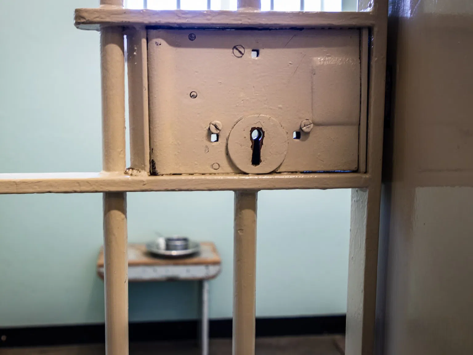 Затворници разбиха килията си, за да спасят живота на умиращ надзирател