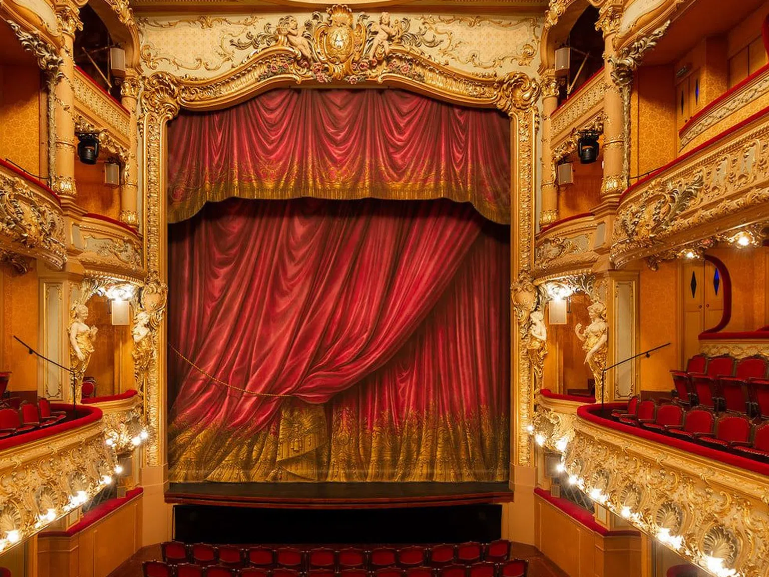 Най-красивите изоставени театри по света (снимки)
