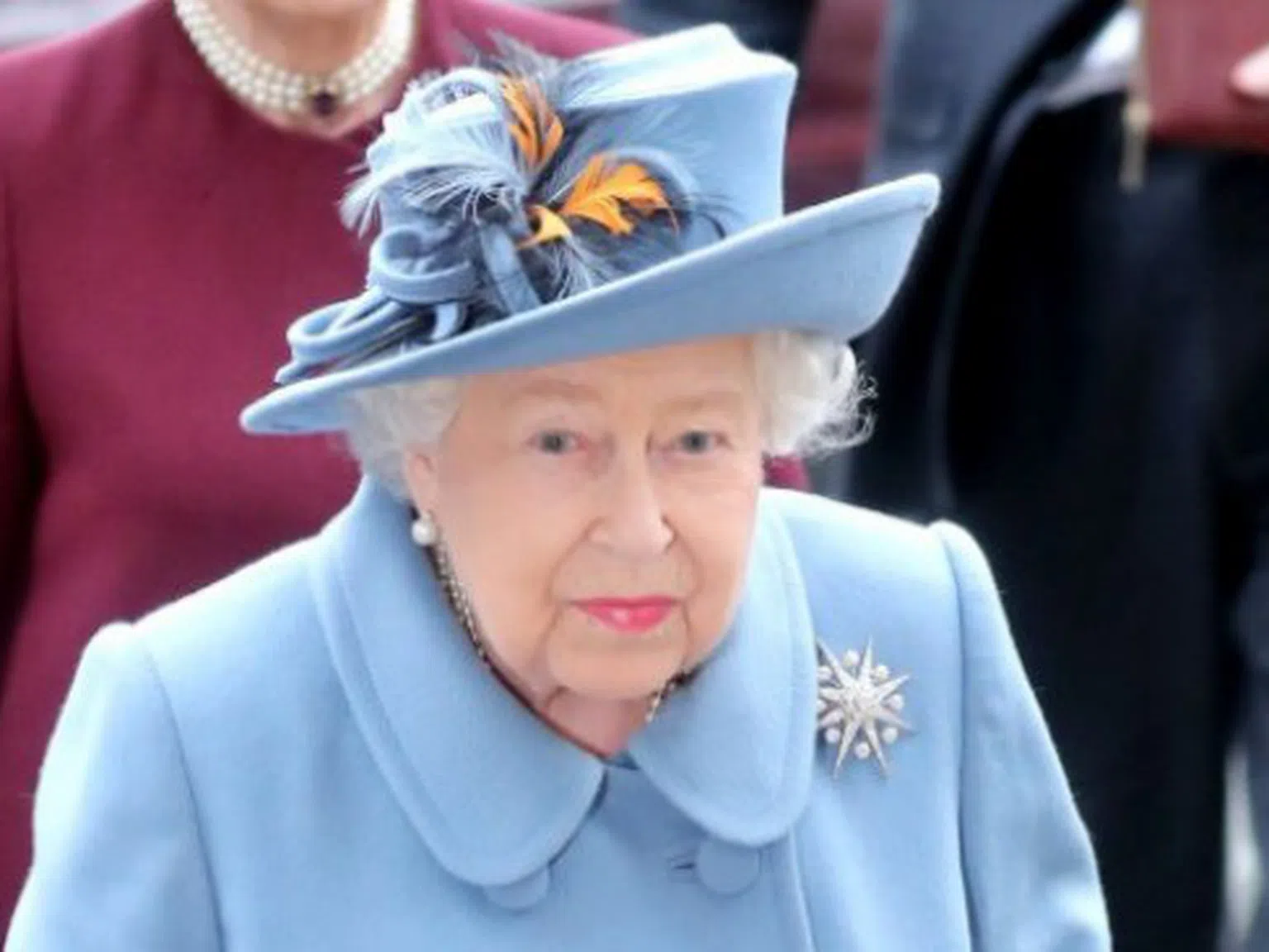 Няма да повярвате защо кралица Елизабет носи чанта в двореца