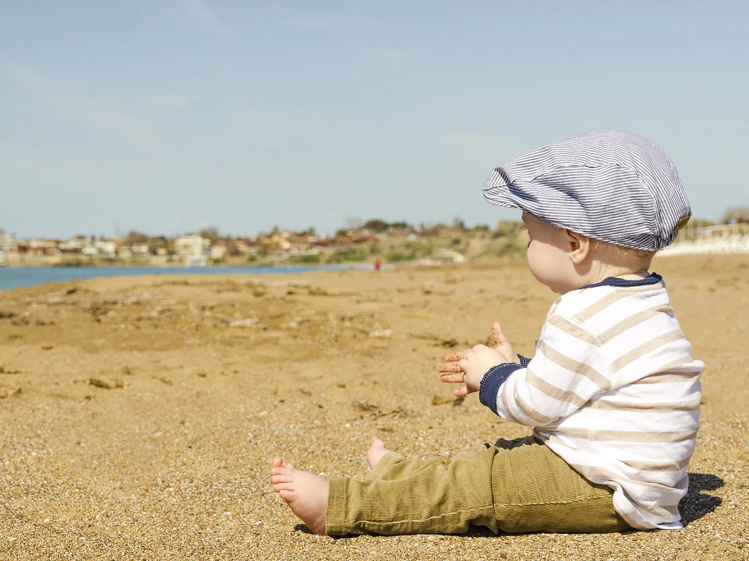 Защо децата толкова обичат да си играят с пясък