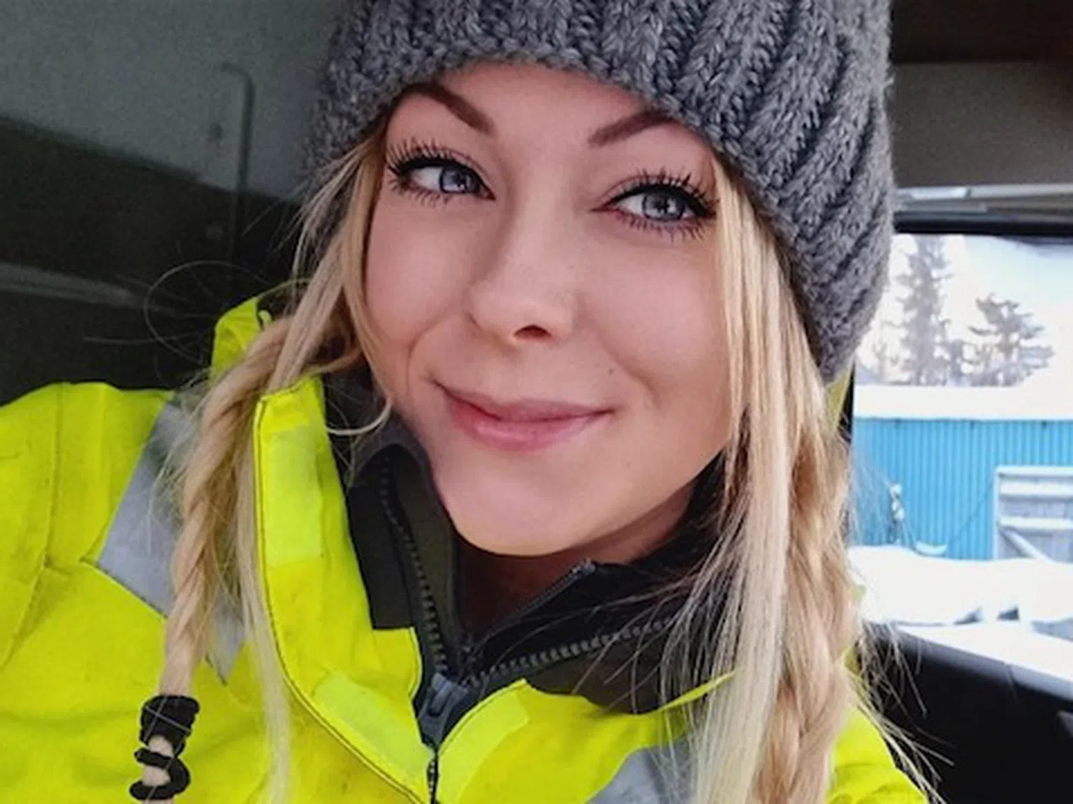 Няма да повярвате! Тази секси блондинка кара ТИР в снега и печели хиляди от видеата си