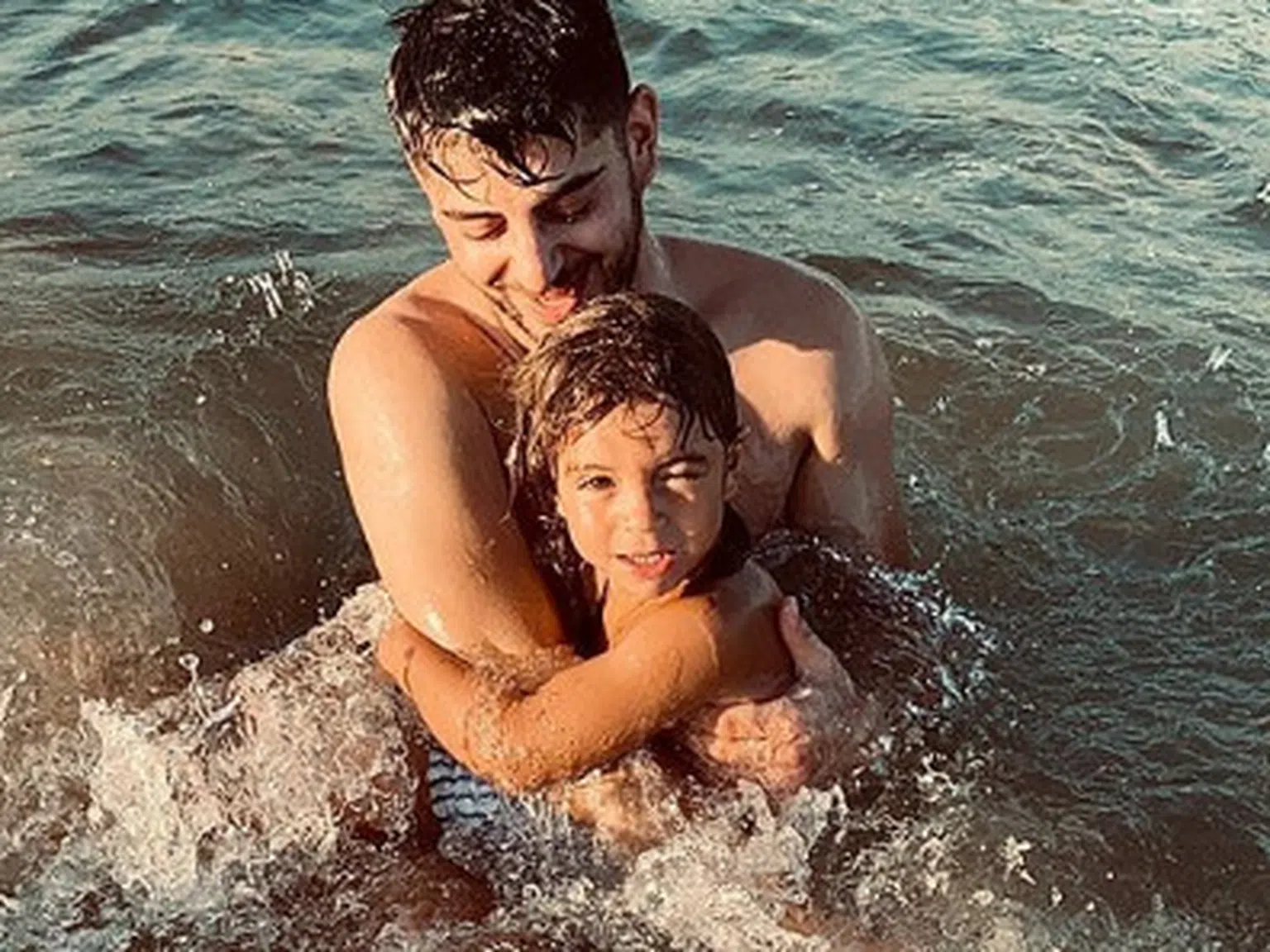 Сашо Кадиев с разтапящи снимки от морето с дъщеря си